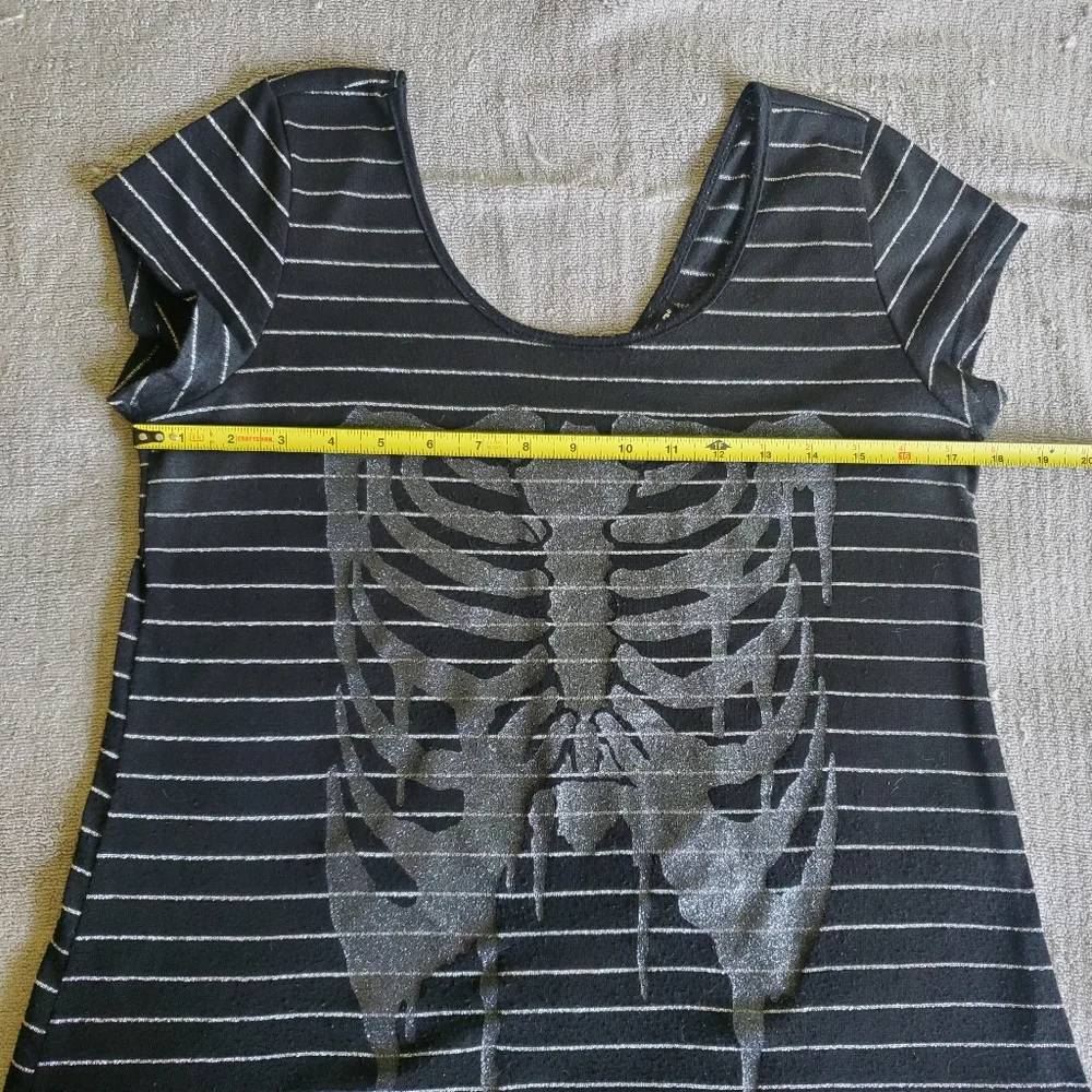 Hot Topic Glitter Rib Cage Tee - Picture 6 of 9